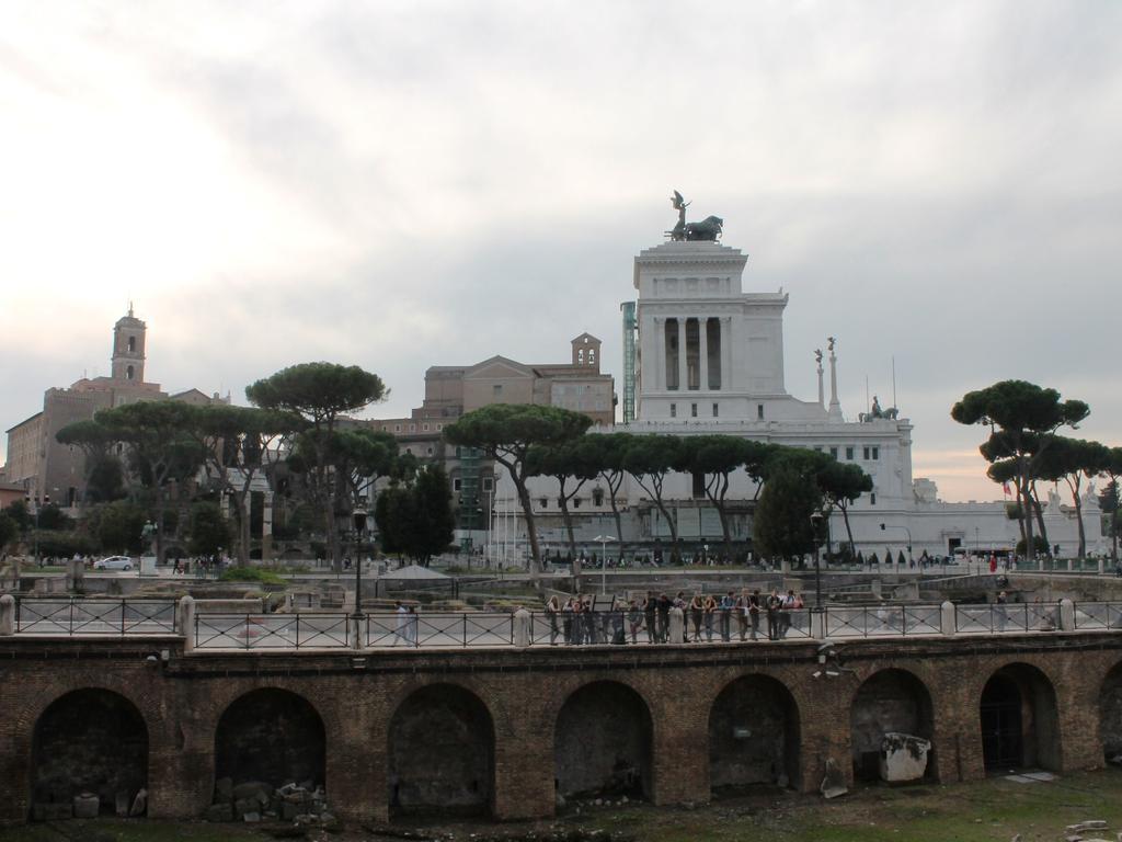 Hella Ibernesi 23 Fori Imperiali Inn, New Gestion! Roma Quarto foto